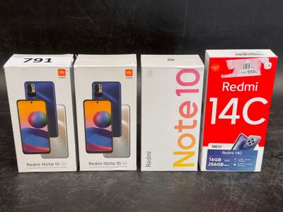 Trois smartphones Redmi 4c sont posés côte à côte sur une table.