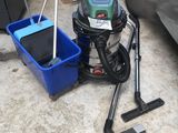 un seau bleu et un seau bleu équipé d'un aspirateur