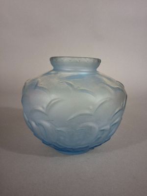 un vase en verre bleu posé sur une table