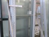 les nombreuses fenêtres en cours d'installation dans un immeuble