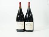 deux bouteilles de vin posées l'une à côté de l'autre sur une table