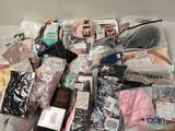 une pile de vêtements posée sur une table