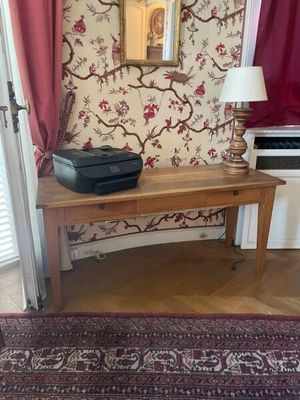 une table en bois sur laquelle est posée une imprimante