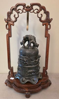 une cloche posée sur un socle dans une pièce