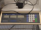 une machine posée sur un comptoir