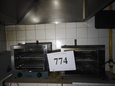 une photo d'un four grille-pain sur lequel est accrochée une pancarte