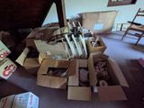 une pile de cartons posée au milieu d'une pièce