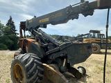 une image représentant un tracteur équipé d'une grue à l'arrière