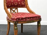 une image représentant une chaise dont l'assise est recouverte d'un tissu rouge