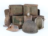 un tas d'objets anciens empilés les uns sur les autres