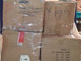 boîtes empilées les unes sur les autres sur une palette dans un entrepôt
