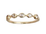 une photo d'une bague en or sertie de trois diamants blancs