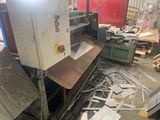 une photo d'une machine en train de découper du métal