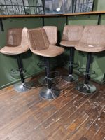Lot de 5 tabourets hauts de bar garnis de PVC brun et piétem…