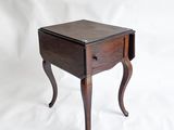 l'image d'une petite table avec un tiroir