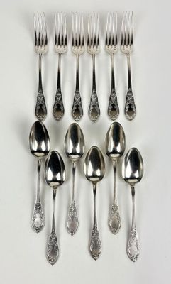 beaucoup de cuillères et de fourchettes sur la table