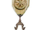 une image représentant une médaille d'or ornée d'un médaillon vert