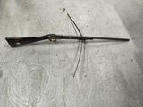 un vieux fusil posé par terre