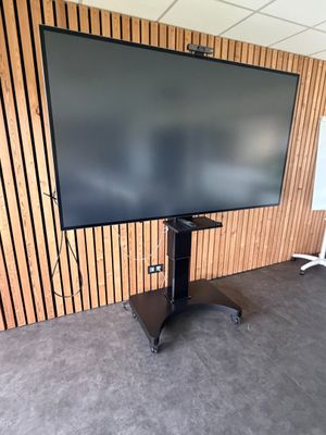 un grand téléviseur à écran plat posé sur un meuble dans une pièce
