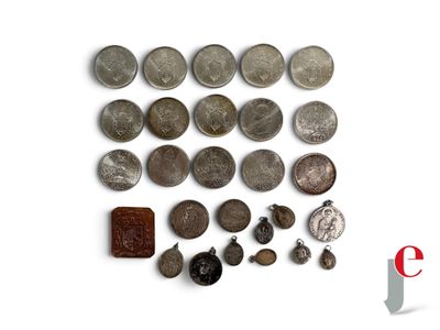 une image d'une collection de pièces de monnaie anciennes sur une surface blanche
