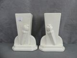 deux vases blancs posés sur une table