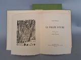 un livre ouvert dans lequel figure l'image d'une forêt