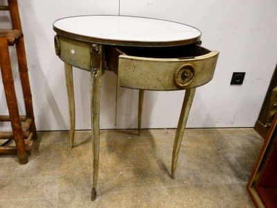une petite table avec un tiroir dans une pièce