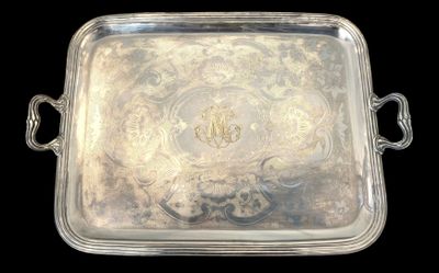 un plat ancien en argent avec des poignées, sur fond noir