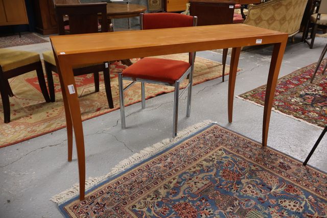 Console de manufacture récente. H 74 L 120 l 40 cm. Rayures sur l...