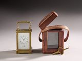 deux petites horloges posées l'une à côté de l'autre sur une table