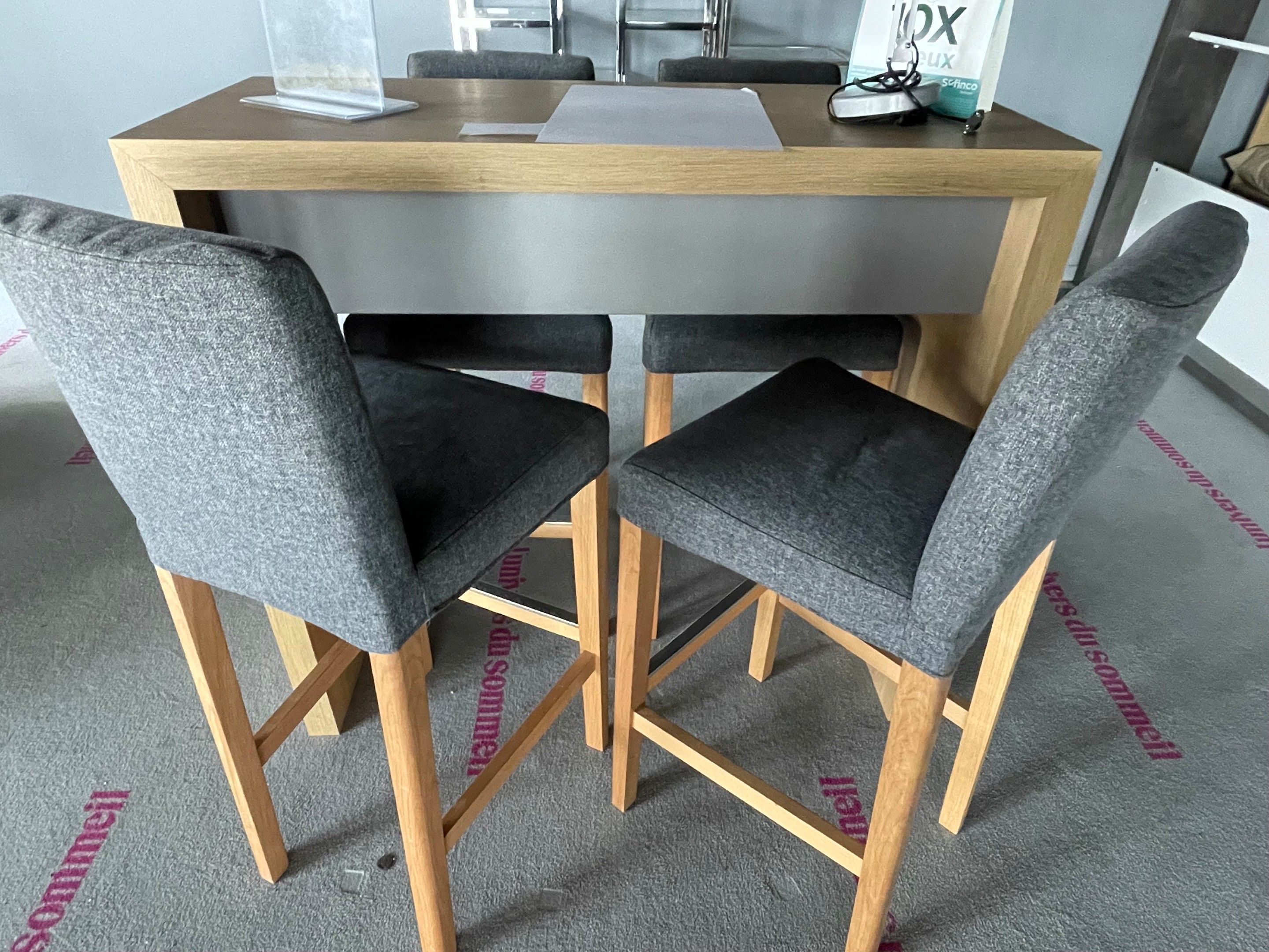 Table haute en mélaminé stratifié imitation bois et quatre c…