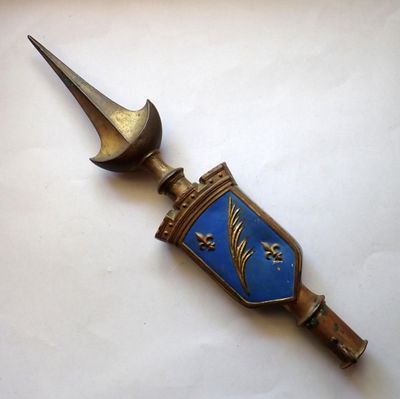 l'image d'une épée bleue et dorée sur un fond blanc