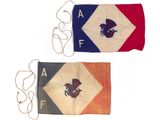 deux drapeaux sur lesquels figurent les lettres a - f et a - f