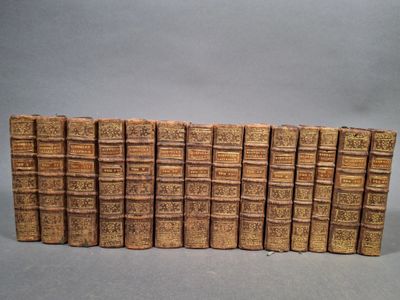 un groupe de vieux livres posés les uns sur les autres