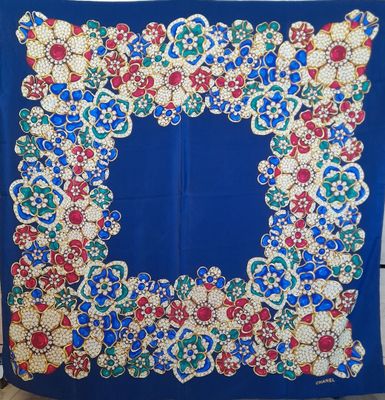 une écharpe bleue ornée d'un motif floral