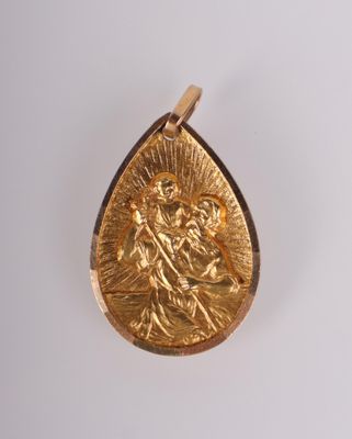 une photo d'un pendentif en or sur lequel figure une image de Jésus