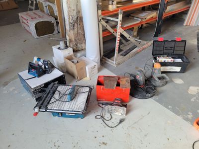 a lot of tools that are on the floor in the garage