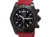 La montre est noire et rouge, avec un bracelet en caoutchouc rouge.