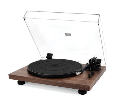 Le tourne-disque est posé sur une table en bois.
