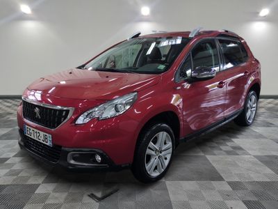 la voiture rouge est garée dans le garage sur un sol en damier
