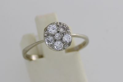 gros plan d'une bague en diamant sur une surface blanche
