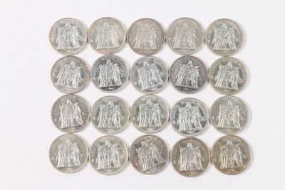l'image d'un paquet de pièces de monnaie posé sur une surface blanche
