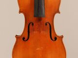 un vieux violon avec un archet accroché à son dos
