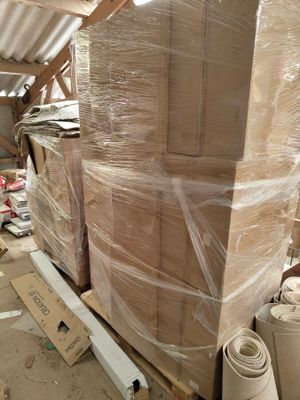 une grande pile de cartons posée sur une palette
