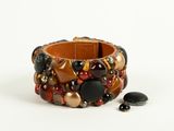 bracelet à manchette orné de perles, avec des pierres noires, marron et orange