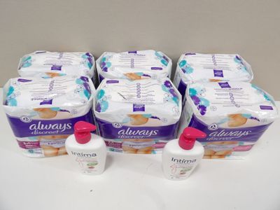 six flacons de lingettes pour bébé posés sur un plan de travail blanc