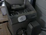 une machine posée sur une palette dans un garage