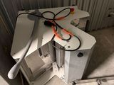 un micro-ondes en panne posé dans un coin de la pièce