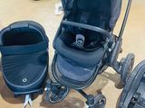 une poussette et un siège auto pour bébé posés par terre