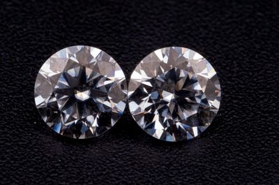 deux diamants sur un fond noir